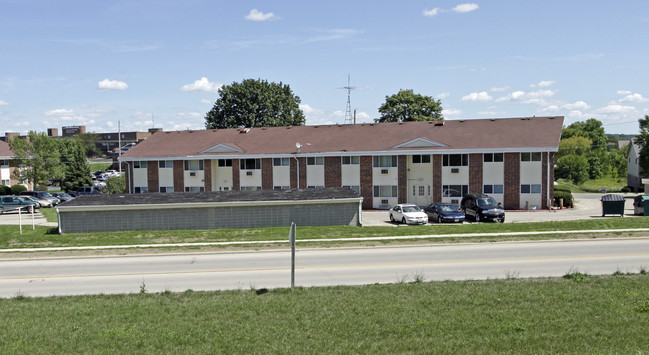 Pine Ridge Apartments in Watertown, WI - Building Photo - Building Photo