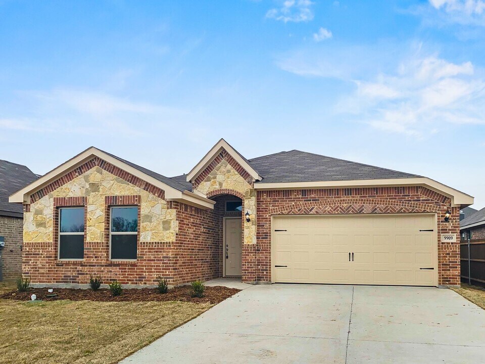 9909 Mescalbean Blvd in Crowley, TX - Building Photo