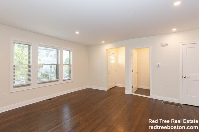 28 Albion St in Medford, MA - Foto de edificio - Building Photo