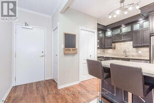 393 King St W in Toronto, ON - Building Photo