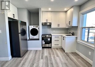 16 Nassau St in Oshawa, ON - Building Photo - Building Photo