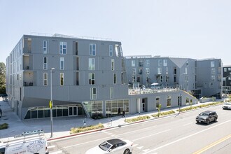 11776 Santa Monica Blvd in Los Angeles, CA - Foto de edificio - Building Photo