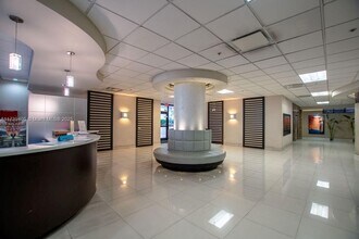 1621 Collins Ave in Miami Beach, FL - Building Photo - Building Photo