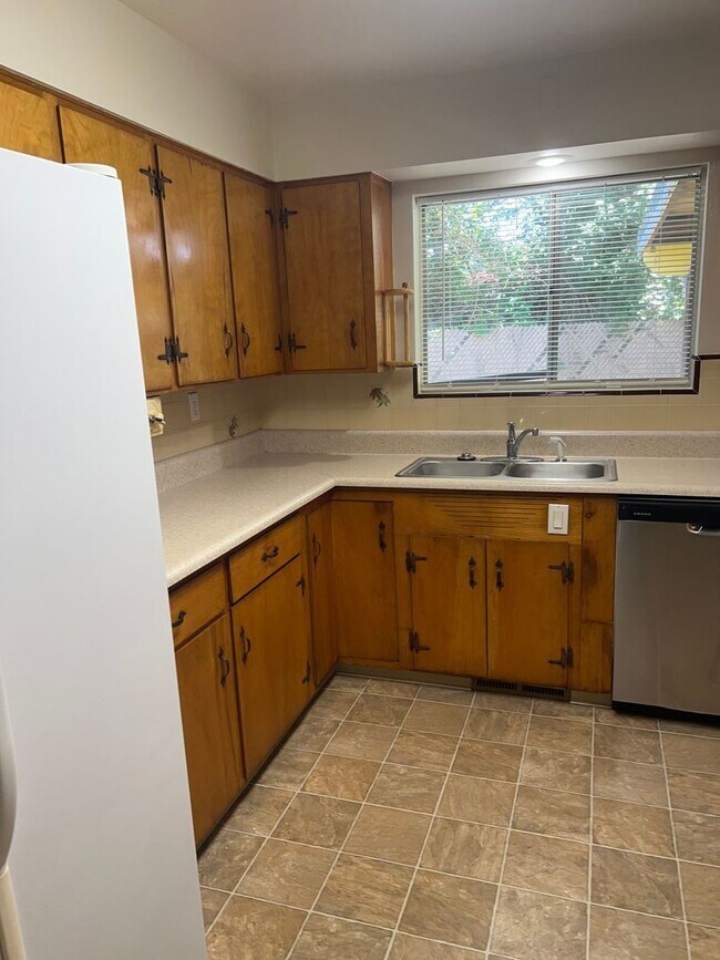 1245 Rogue River Hwy in Grants Pass, OR - Building Photo - Building Photo