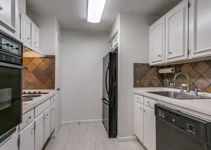 700 E Hildebrand Ave in San Antonio, TX - Building Photo - Building Photo