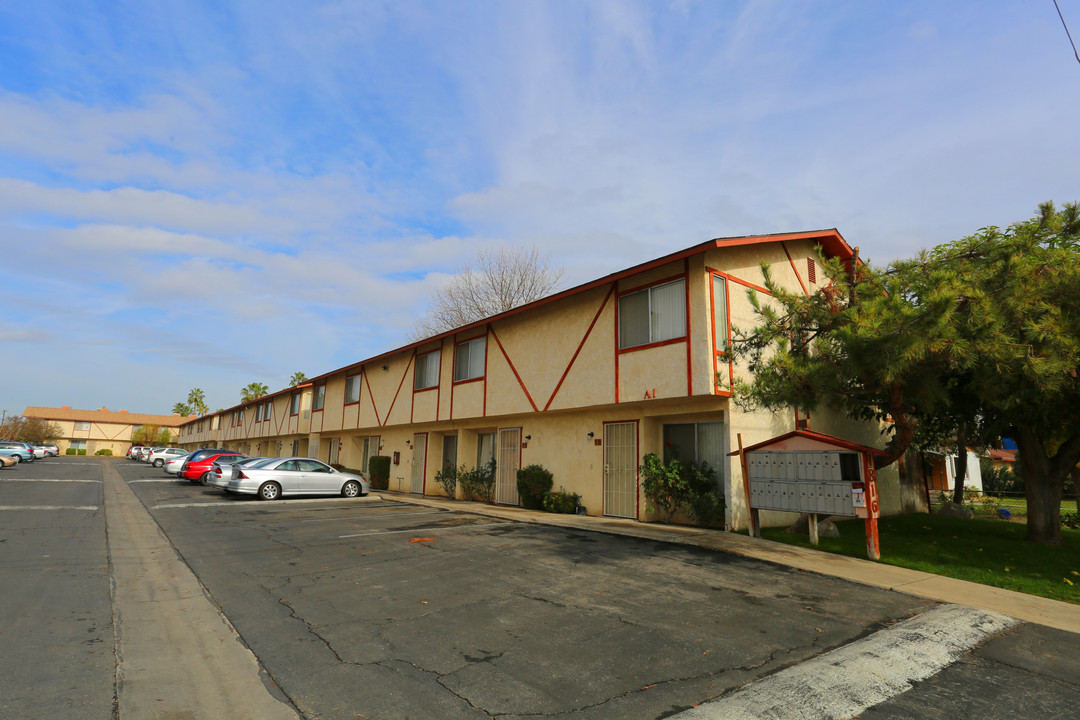 Planz Road Apartments in Bakersfield, CA - Foto de edificio