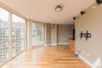 645 N Kingsbury St-Unit -1708B in Chicago, IL - Building Photo - Building Photo
