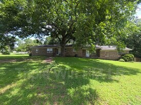 318 W Bell St in Sheridan, AR - Building Photo