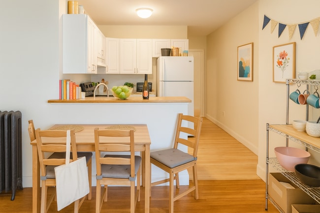 318 Saint Paul St, Unit 5 in Brookline, MA - Building Photo - Building Photo