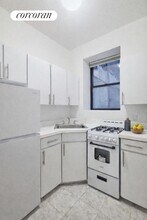 306 W 51st St in New York, NY - Building Photo - Building Photo