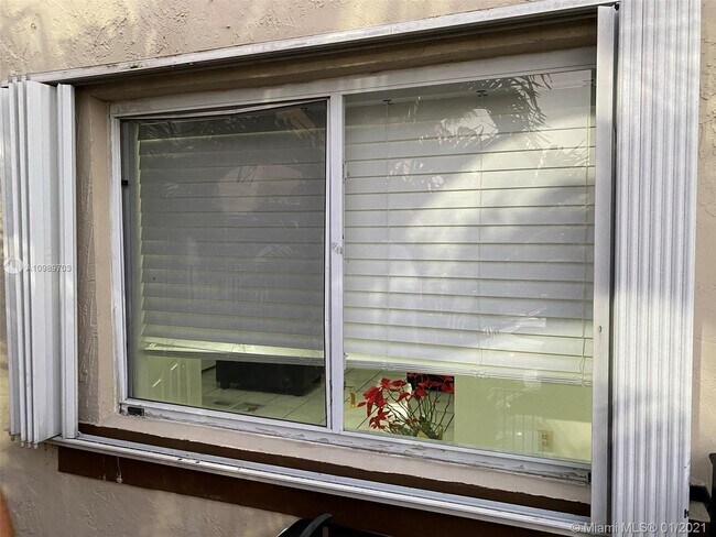 551 NW 82nd Ave-Unit -519 in Miami, FL - Building Photo - Building Photo