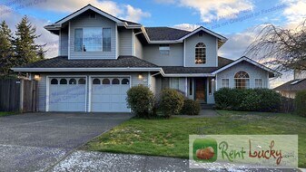 5216 Ridge Dr NE in Tacoma, WA - Building Photo