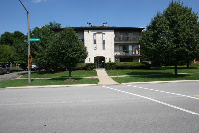 4631 Old Tavern Rd in Lisle, IL - Foto de edificio - Building Photo