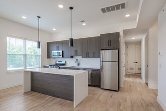 215 Newark Pompton Tpke in Little Falls, NJ - Building Photo - Interior Photo