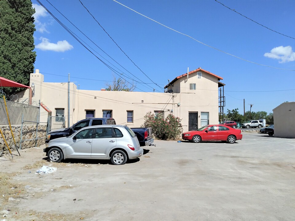 8001 Alameda Ave in El Paso, TX - Building Photo