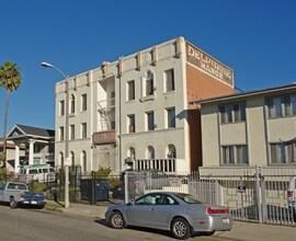 Delphene Manor in Los Angeles, CA - Building Photo - Building Photo