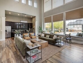 San Tropez Apartments & Townhomes in South Jordan, UT - Foto de edificio - Building Photo