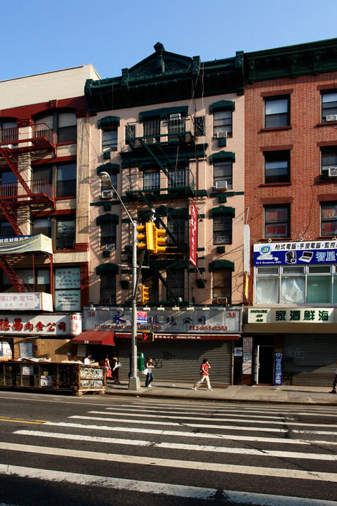 38 E Broadway in New York, NY - Building Photo