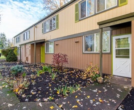 Firwood Village in Eugene, OR - Foto de edificio - Building Photo