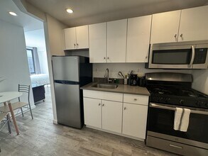 433 W 53rd St in New York, NY - Building Photo - Building Photo