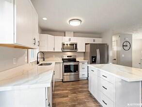 8120 Medellin Cir in Anchorage, AK - Foto de edificio - Building Photo