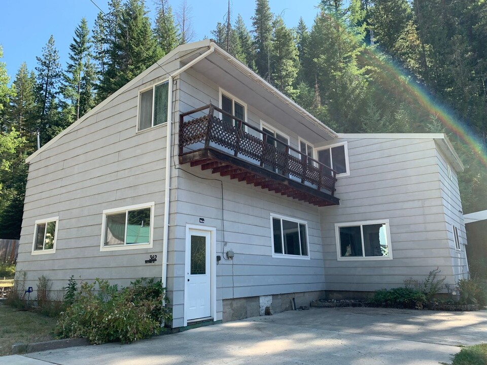 362 2nd St in Mullan, ID - Foto de edificio