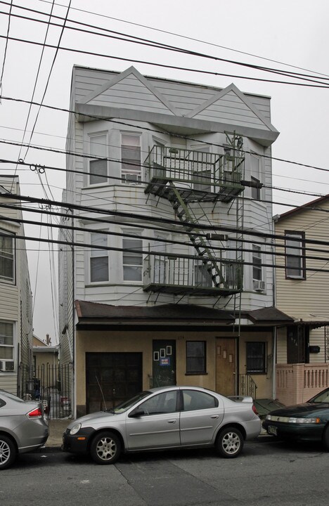 674 N 6th St in Newark, NJ - Building Photo