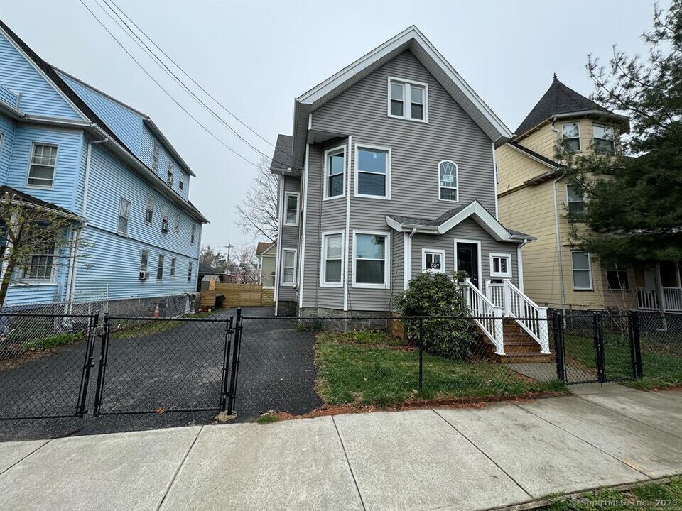 557 Colorado Ave in Bridgeport, CT - Building Photo