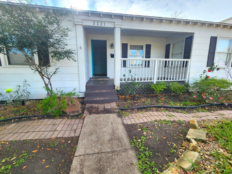 3221 Lawnview St in Corpus Christi, TX - Building Photo