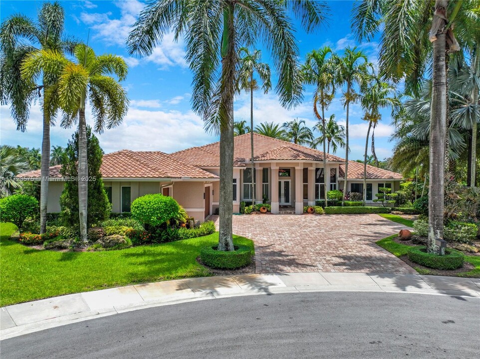 2458 Provence Ct in Weston, FL - Building Photo