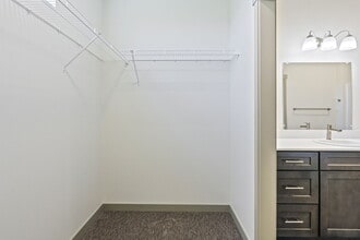 Lark View Village in Eugene, OR - Foto de edificio - Building Photo