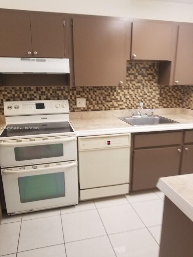 3816 SW 69th Way in Miramar, FL - Building Photo - Building Photo