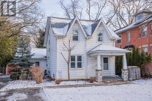 24 Maple St in Aurora, ON - Building Photo