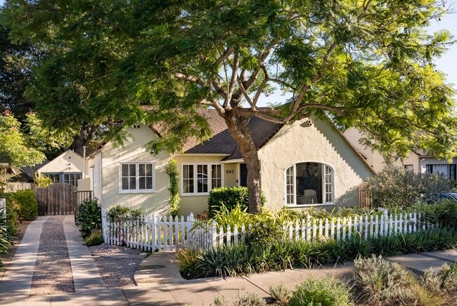 property at 907 W Pedregosa St