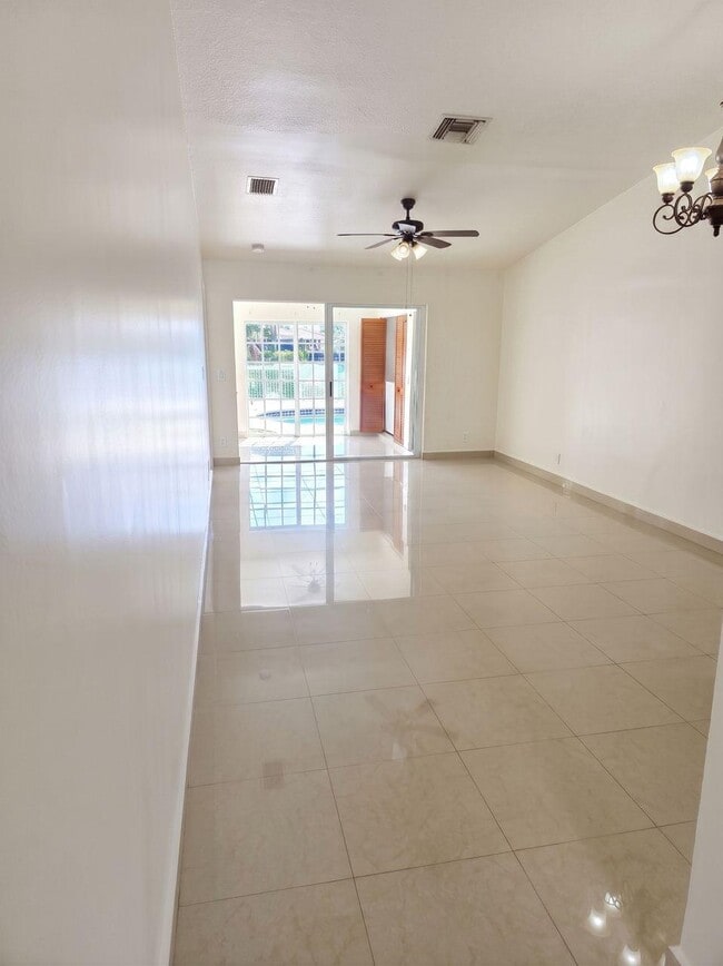 5426 SW 25th Ave in Fort Lauderdale, FL - Building Photo - Building Photo