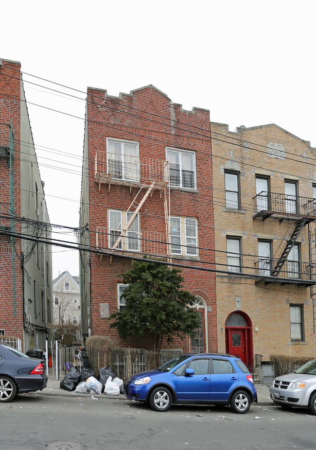 718 Penfield St in Bronx, NY - Foto de edificio - Building Photo