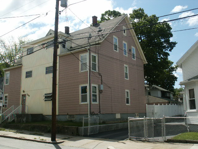 166 Newland Ave in Woonsocket, RI - Foto de edificio