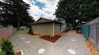 13345-13347 Clairmont Way in Oregon City, OR - Building Photo - Building Photo