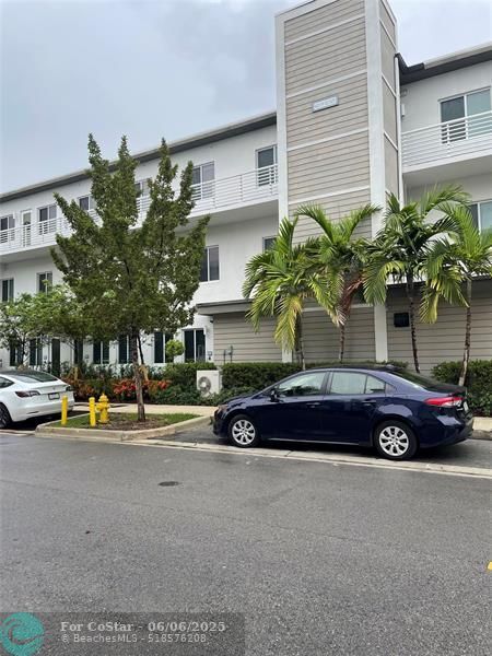 6420 NW 102nd Path in Doral, FL - Foto de edificio - Building Photo