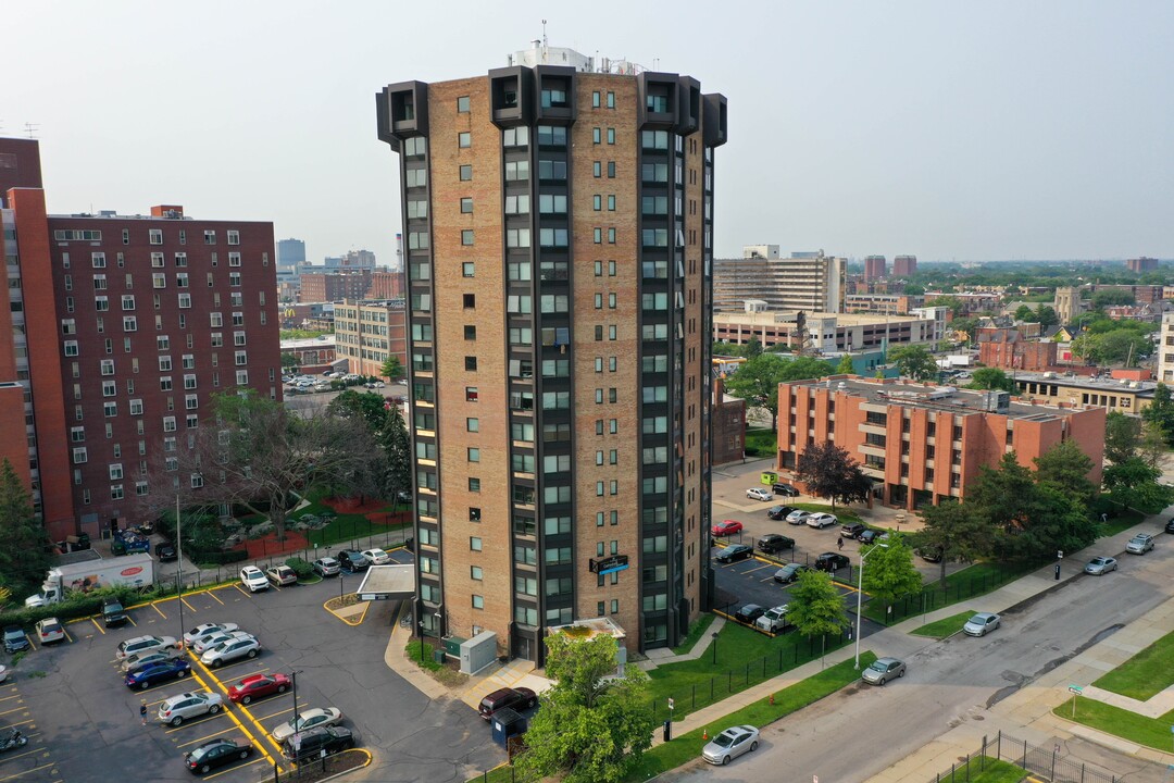 CATHEDRAL TOWER APARTMENTS in Detroit, MI - Foto de edificio