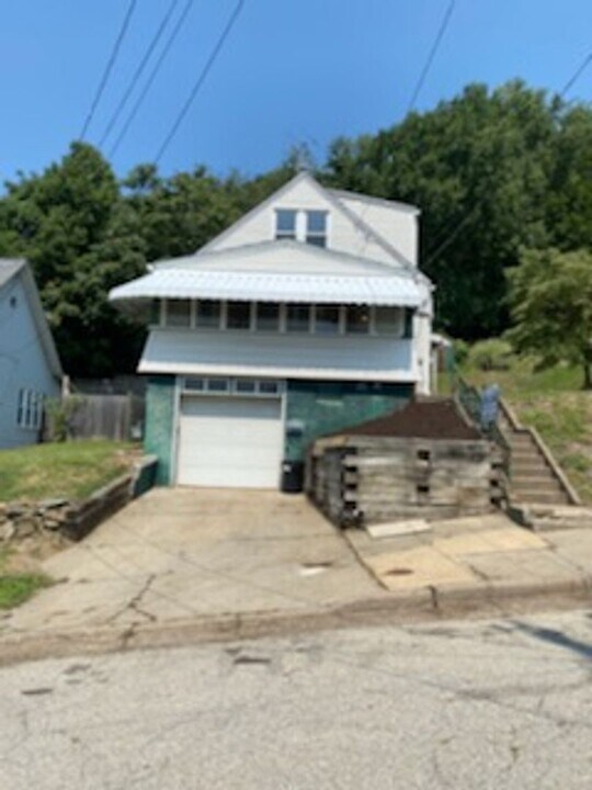 811 Zimmerman St in Jeannette, PA - Foto de edificio