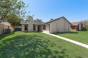 1656 Glenhill Ln in Lewisville, TX - Building Photo