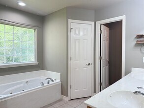 952 Queen Annes Lace Dr in Fayetteville, AR - Building Photo - Building Photo