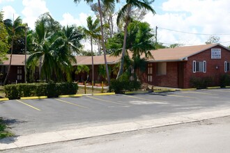 2220 Hayes St in Hollywood, FL - Building Photo - Building Photo