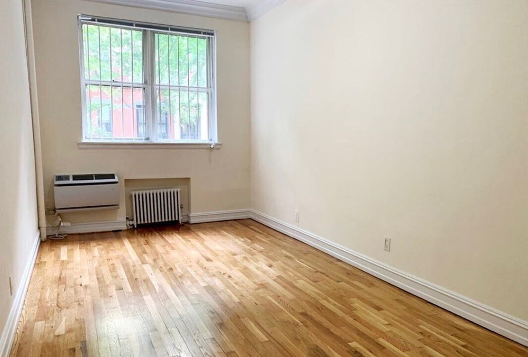 426 E 81st St in New York, NY - Building Photo