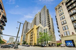 720 N Larrabee St, Unit 902 in Chicago, IL - Building Photo