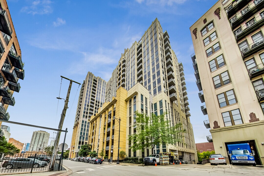 720 N Larrabee St, Unit 902 in Chicago, IL - Foto de edificio
