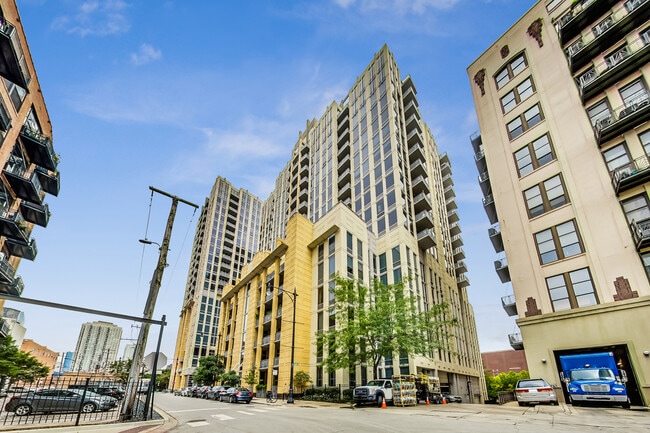 property at 720 N Larrabee St