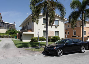 119 Antiquera Ave in Coral Gables, FL - Foto de edificio - Building Photo