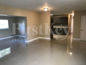 221 N 65th Way in Hollywood, FL - Building Photo - Building Photo